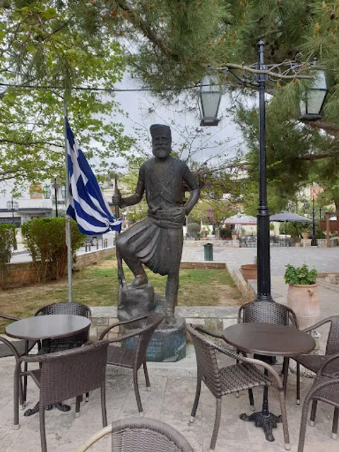 Cooperative music café - store "Ploumi"