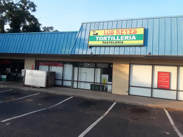 Reyes Supermarket 4 Los