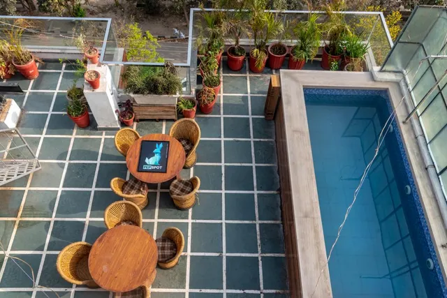 OYO Aqua Inn Near Omaxe Celebration Mall