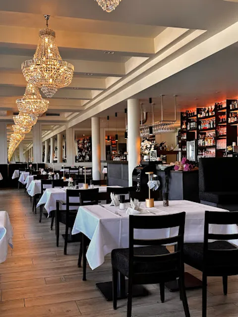 Theodors Restaurant by DeTo