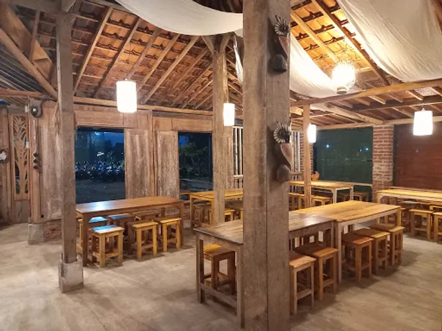 Warung Parikaton (warung tengah sawah)