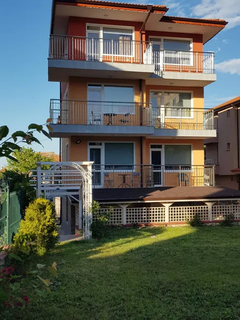 Къща за гости "Holiday" Обзор | Почивка в Обзор | На 5 минути от плажа