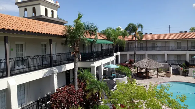 Red Roof PLUS+ & Suites Tampa