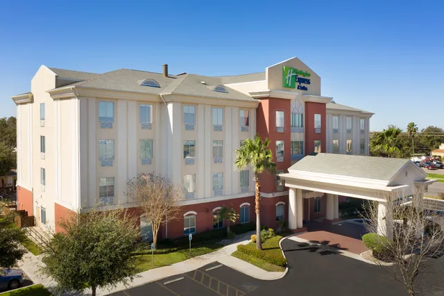 Holiday Inn Express & Suites Uvalde by IHG