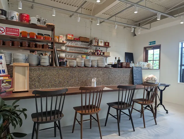 コン テ トラットリア