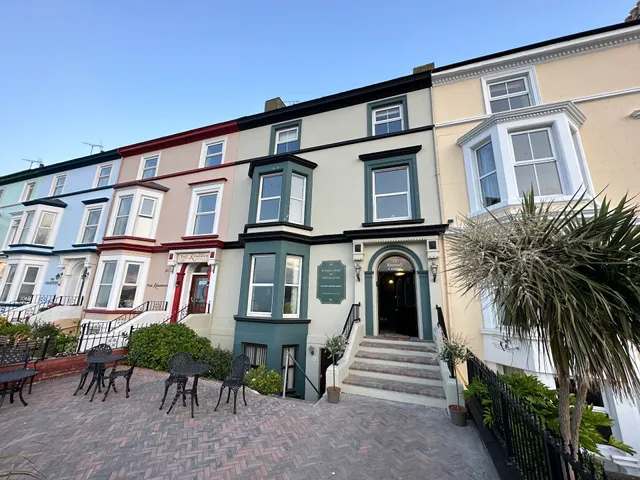 Russell Court by Orenda-Luxe