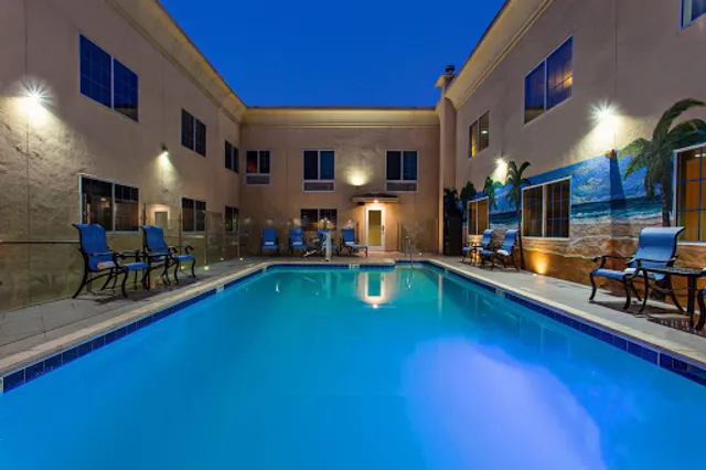 Holiday Inn Express & Suites Hollywood Walk of Fame by IHG