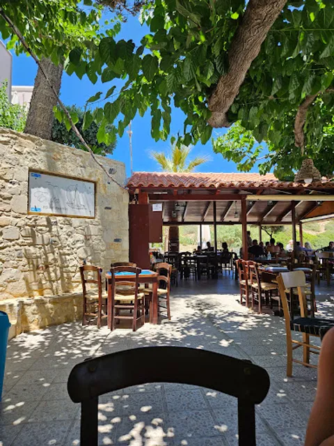 Ligo Vouno Ligo Thalassa Taverna Restaurant