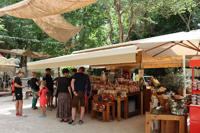La Guinguette de Marius et la place du marché