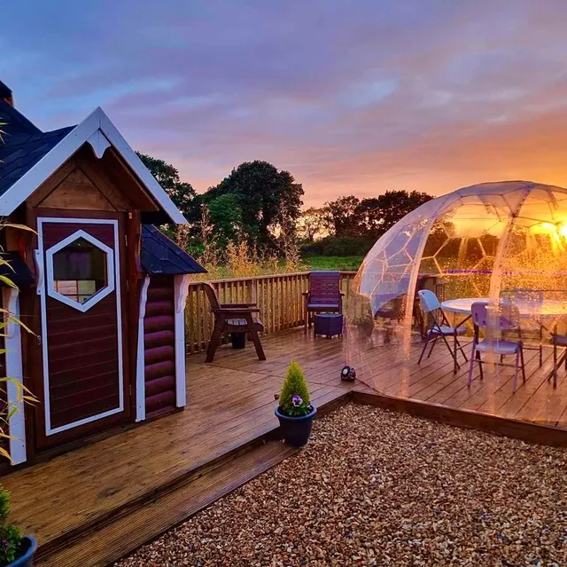 Boutique Country House B&B, Log Cabins & Hot Tub, Belfast International Airport