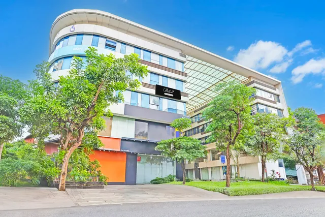 Super Collection O Adajan Western Inn Business Hub