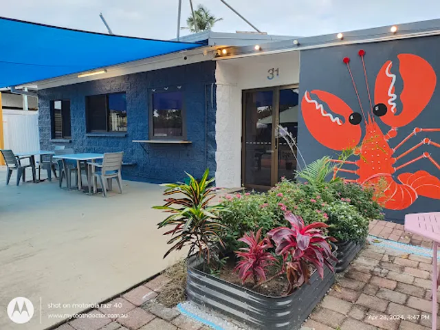 Saunders Beach Bistro and Pizzeria