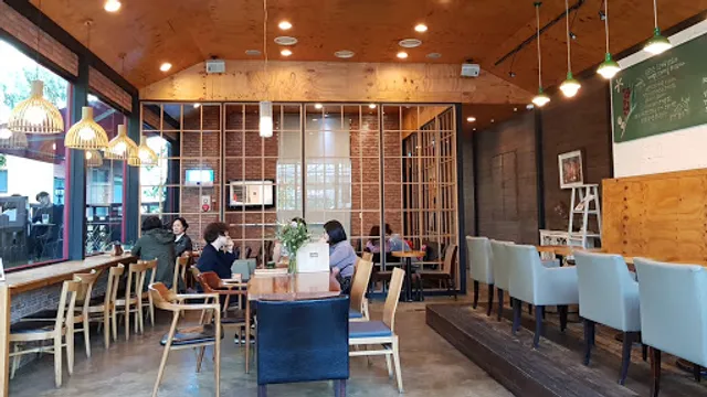 Momos Coffee Flagship Store