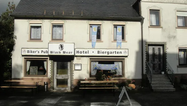 Black Bear Bikers Pub-Hotel