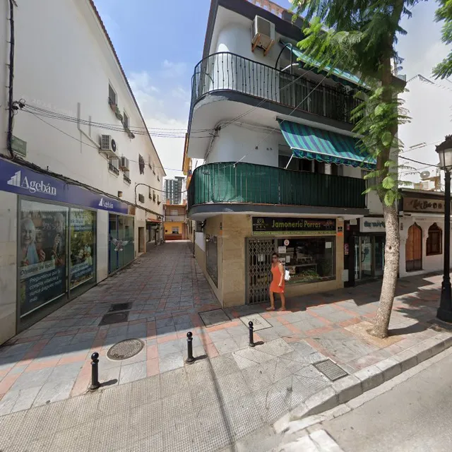 Av. de los Boliches, 37