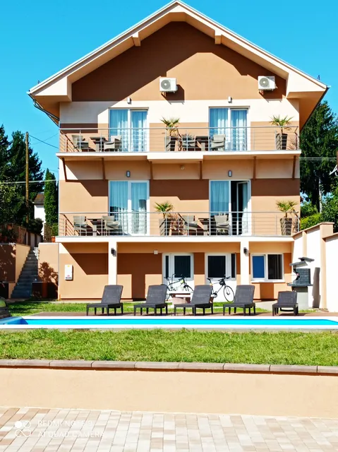 Karos Bianco Apartmanház