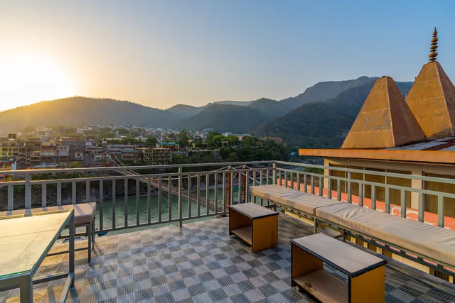 Madpackers Rishikesh Laxman Jhula