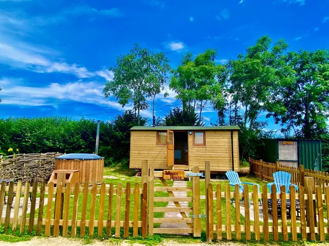 Shire Escapes - Shepherd Huts, Hot Tubs, Firepits