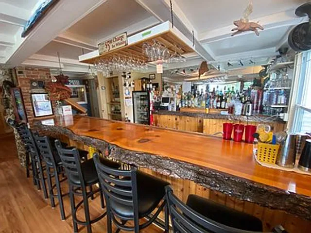 The Lakeshore House - Lodge & Pub