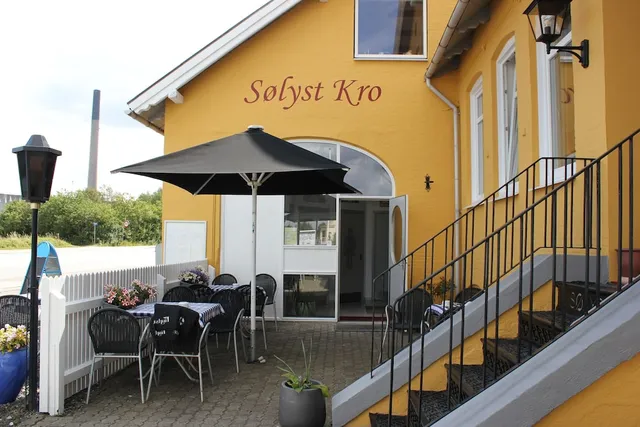 Sølyst Inn. Restaurant and Hotel I / S