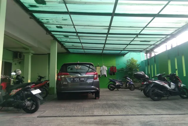 Kost Ijo Tembok Tinggi