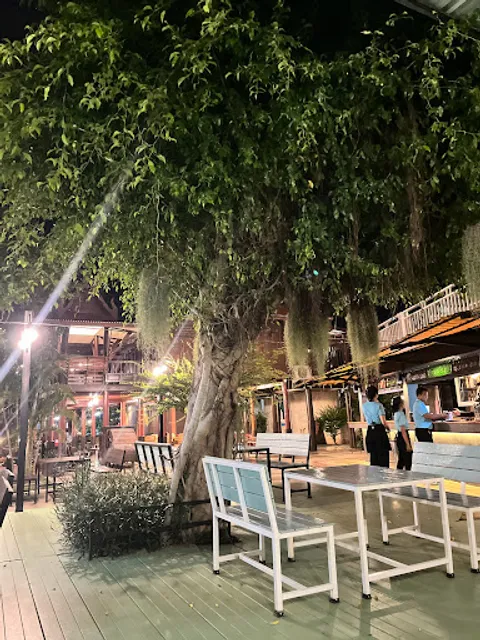 ชมเดือน ธาราบุรี เรสเตอรองต์