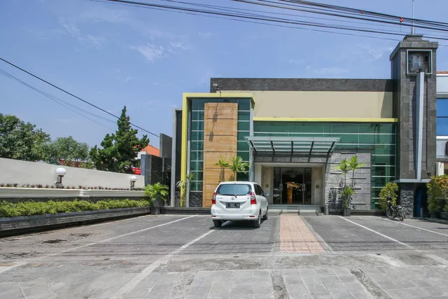 Airy Alun Alun Kejaksaan Siliwangi 108 Cirebon