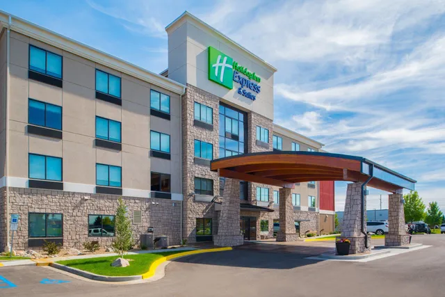 Holiday Inn Express & Suites Bismarck by IHG