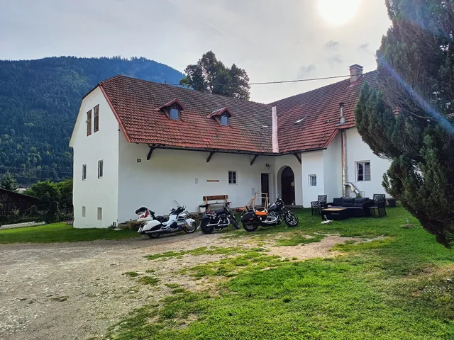 Holiday & Horses - Ferien und Pferdegut Schloss Treffen