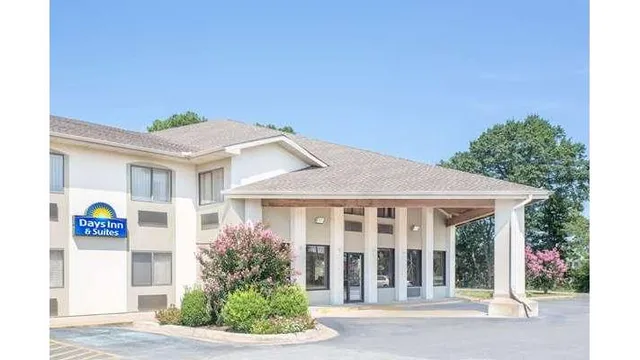 Days Inn & Suites by Wyndham Brinkley