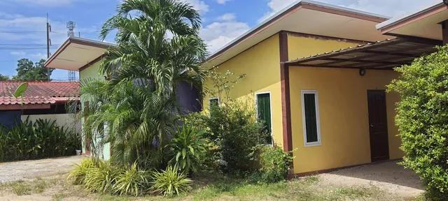 แย้มสรวลเฮ้าส์ รีสอร์ท