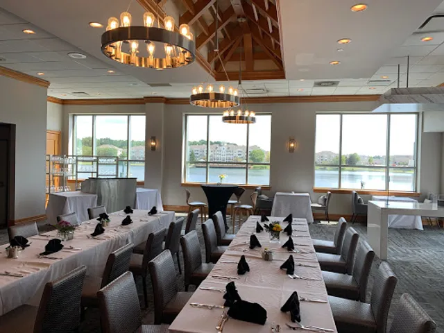 Bistro 33 & Lakeside Solarium