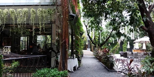 The Gardens of Dinsor Palace