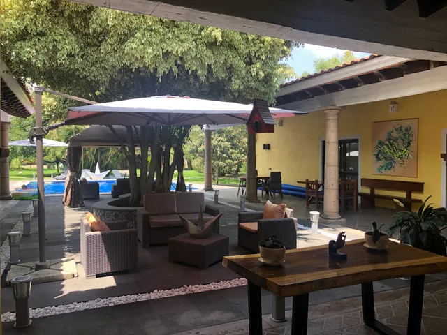 El Jardín De En Medio