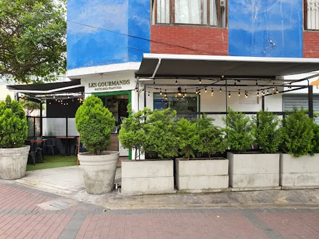 LES GOURMANDS. Pastelería Francesa.