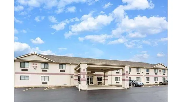 Super 8 by Wyndham Yorkville