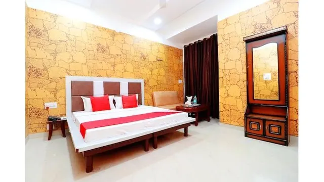 OYO 39596 Royal Hotel And Restaurant