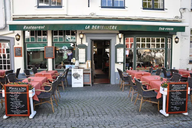 La Dentelliere
