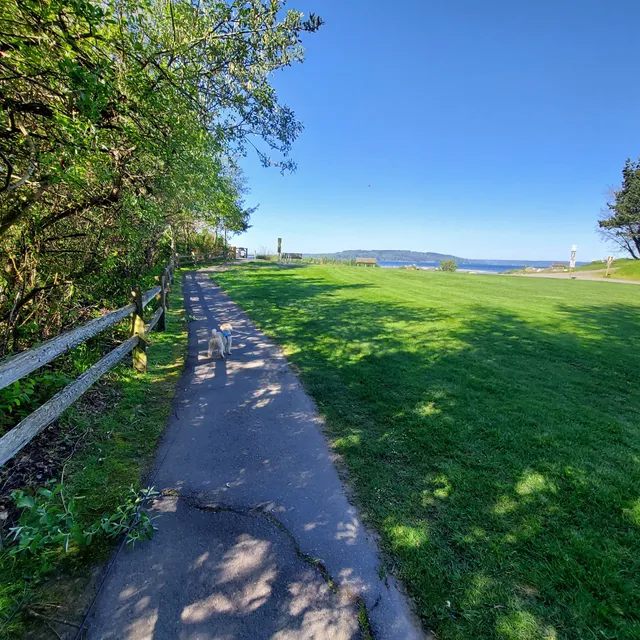Trail to Des Moines beach park