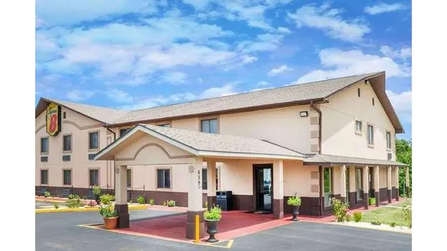 Super 8 by Wyndham Warrensburg
