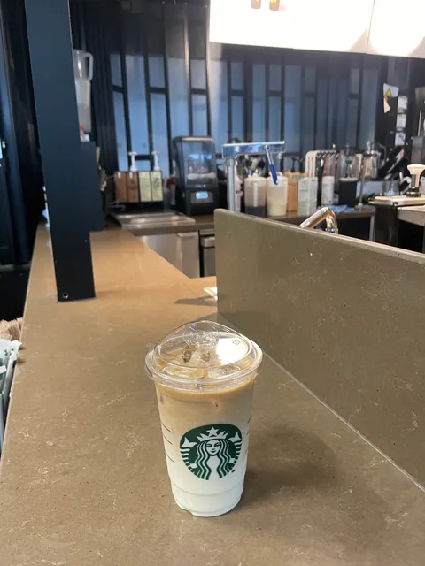 Starbucks Coffee Pod Gate 332 T2 AS