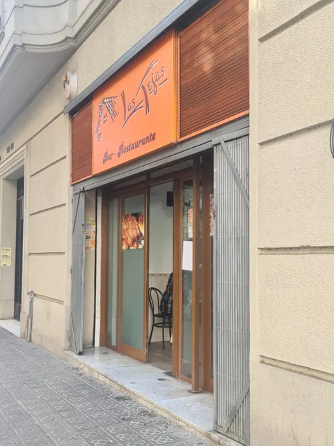 Las tejas comida i pollos ala braza estilo peruano