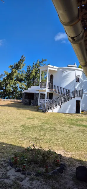 Le Shanoa-gite Feet in the Water