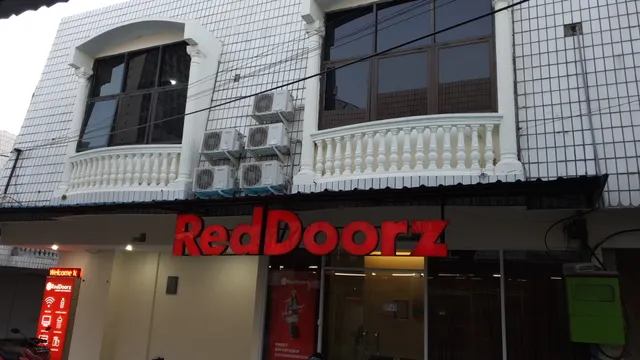 Hotel Murah Bersih Wangi Mayjend RedDoorz @ Darmo Park 1 Surabaya
