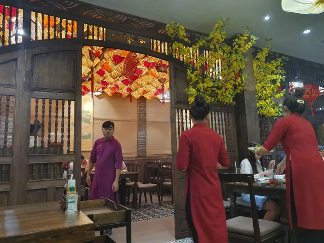 Nhà hàng Hoàng Tâm - Phan Xích Long