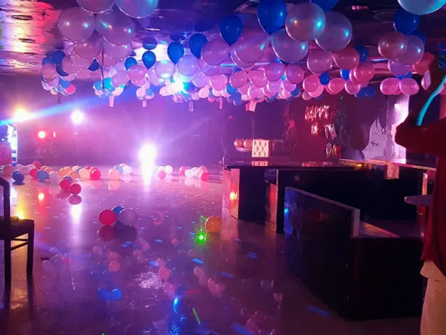 the insta square cafe and restra