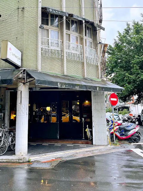 Le Park Cafe (French café)