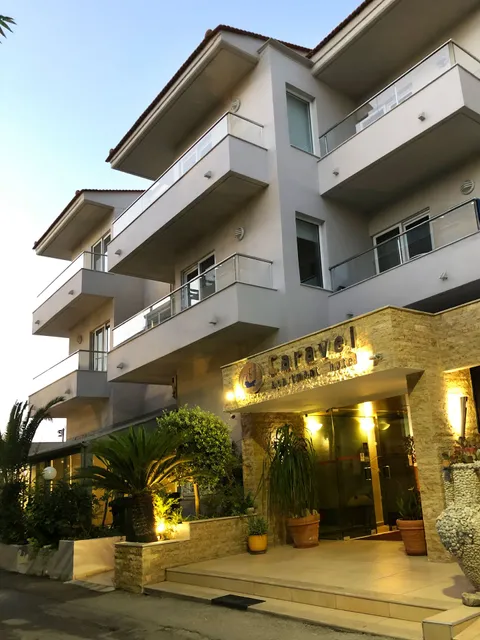 Caravel Apartment Hotel