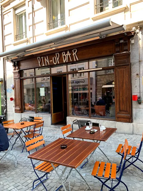 Pin Up Bar