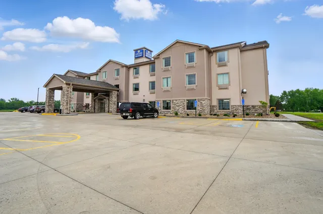 Cobblestone Hotel & Suites - Russells Point at Indian Lake